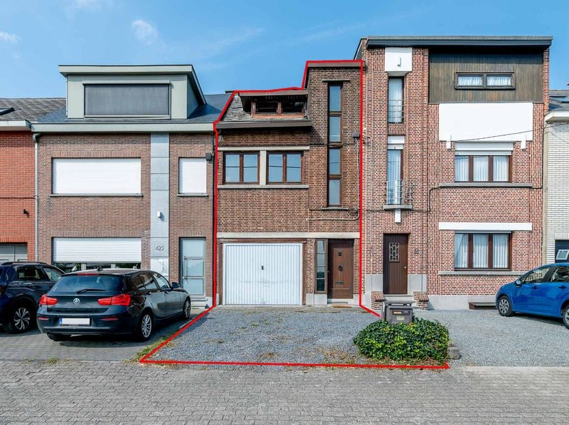 TE RENOVEREN ÉÉNGEZINSWONING<br />
<br />
Nabij centrum.<br />
Met 2 slaapkamers, badkamer, terras en tuin.<br />
Bestuursmaatregelen in het maatregel
