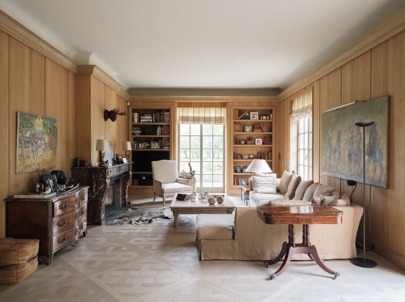 Exclusief landhuis (BJ 1957) met voormalig koetshuis, gelegen op een prachtig domein van circa 34.000 m² met volwassen bomen en een uiterst discreet k