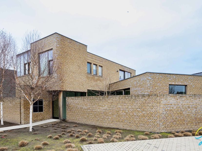 Te koop te Berlare!<br />
Dit veelzijdige gebouw in Berlare biedt tal van mogelijkheden voor gemengd gebruik en is ideaal voor wie wonen en werken wen
