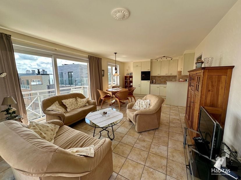 Situé dans un emplacement de choix, à à peine 100 mètres de la plage, cet appartement d'angle particulièrement lumineux et parfaitement entretenu vous