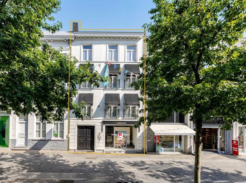Bent u op zoek naar een commerciële toplocatie in het hart van Aalst? Dan is dit uitzonderlijke handelspand in de Nieuwstraat beslist een unieke oppor