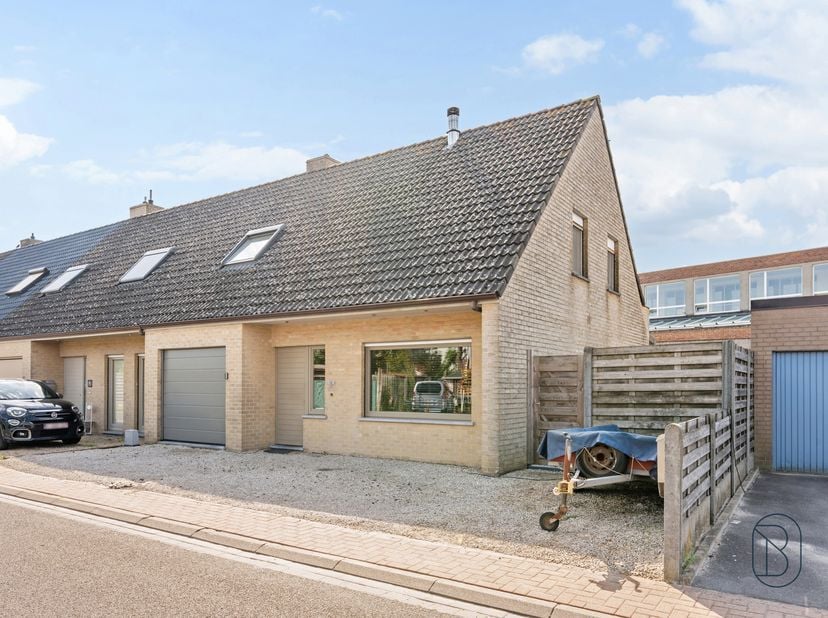 À vendre : maison 3 façades, prête à emménager et économe en énergie, avec 3 chambres et garage, au cœur d'Oostrozebeke.<br />
Située dans une rue en