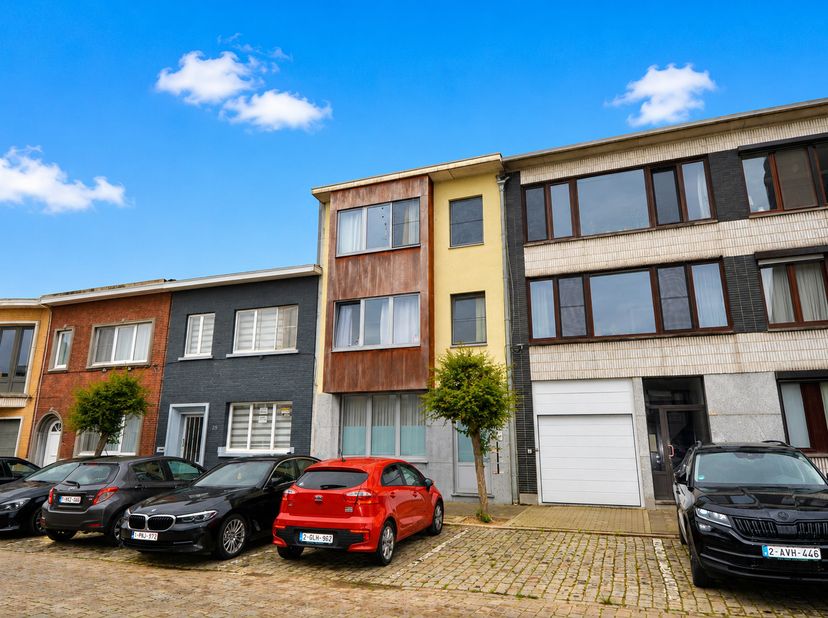 Gelijkvloers appartement met 1 slaapkamer en toffe tuin op een centrale locatie te centrum Lier, bestaande uit: inkomhal met ingemaakte vestiairekaste