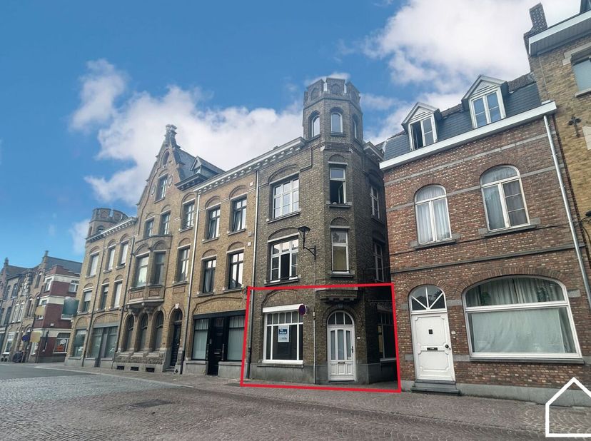 In het hart van Ieper bevindt zich deze commerciële ruimte met heel wat mogelijkheden. Dankzij de centrale ligging geniet het pand van een uitstekende