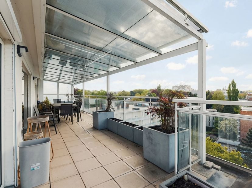 À 30 m de lavenue Franklin Roosevelt, à côté du Bois de la Cambre, superbe duplex penthouse de ±330 m² niché aux 7e et 8e étages dun immeuble emblémat