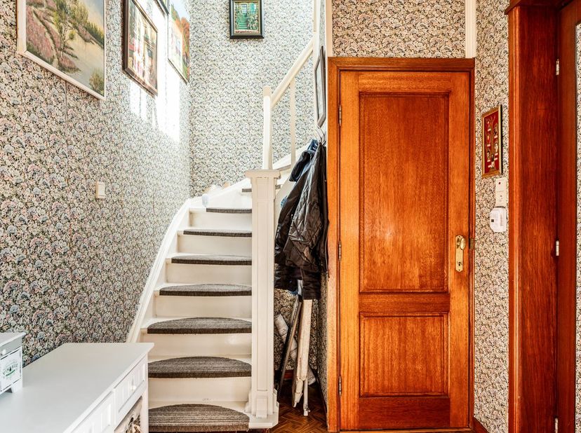 Situation : Cette maison à rénover offre de nombreuses possibilités à ceux qui recherchent un logement pouvant être aménagé entièrement selon leurs go
