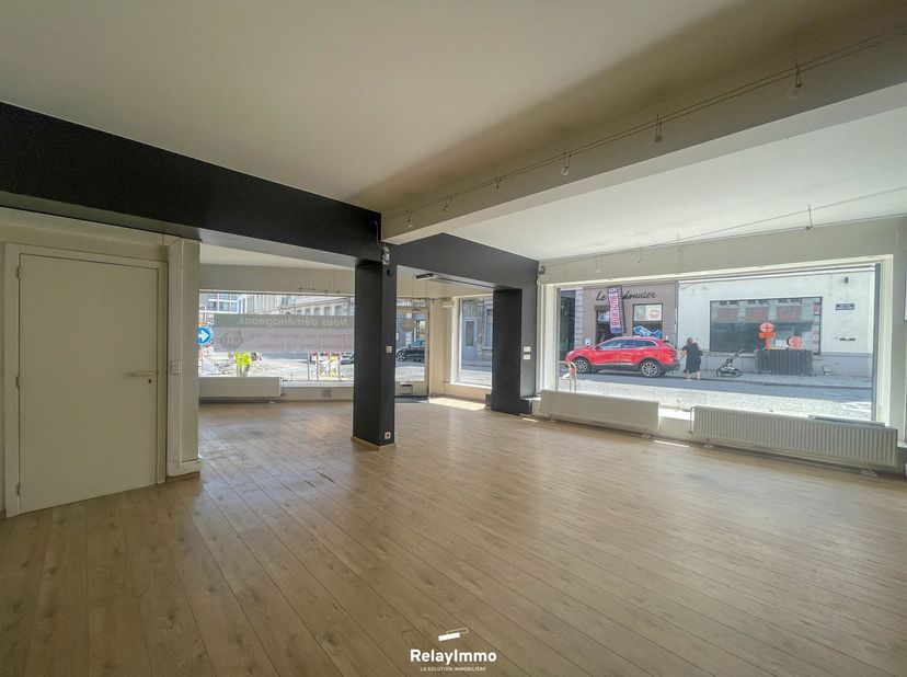 Belle cellule commerciale et idéalement située sur un angle de rues très fréquentées. <br />
Espace commercial (open space) de 60 m2 et offrant une v