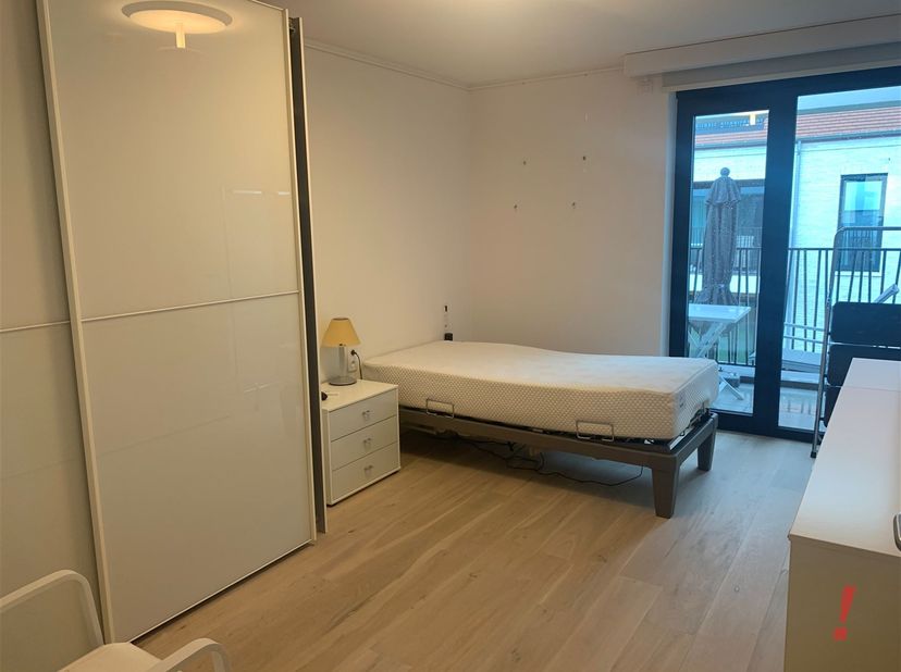 Magnifiek GEMEUBELDE assistentiewoning met zonnig terras. <br />
Deze assistentiewoning is praktisch gelegen in het residentiële Varsenare op wandela