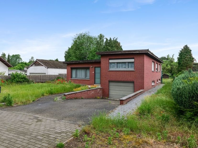 Deze open bebouwing, gelegen aan Dilikensweier 28 in Genk, werd gebouwd in 1968 en beschikt over een bewoonbare oppervlakte van 158 m². De woning bied