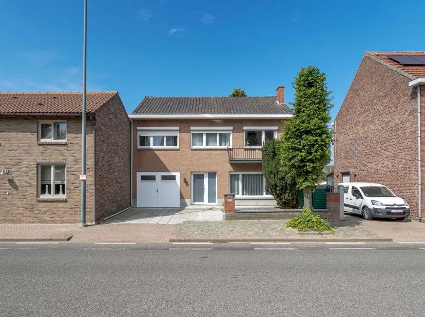 Deze woning ligt in de Houtstraat in Jeuk (Gingelom), in zeer landelijk gebied, maar de oprit van de E40 ligt tegelijk maar op slechts 5 minuten rijde