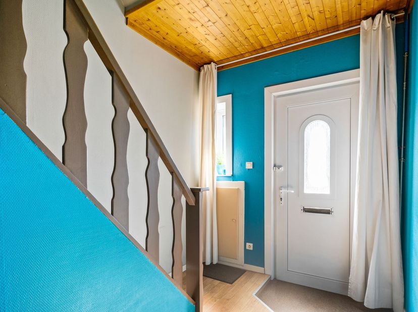 Deze aangename gezinswoning in de Netestraat 15 in Grobbendonk biedt een ruime en praktische indeling, met maar liefst 4 à 5 slaapkamers en verschille