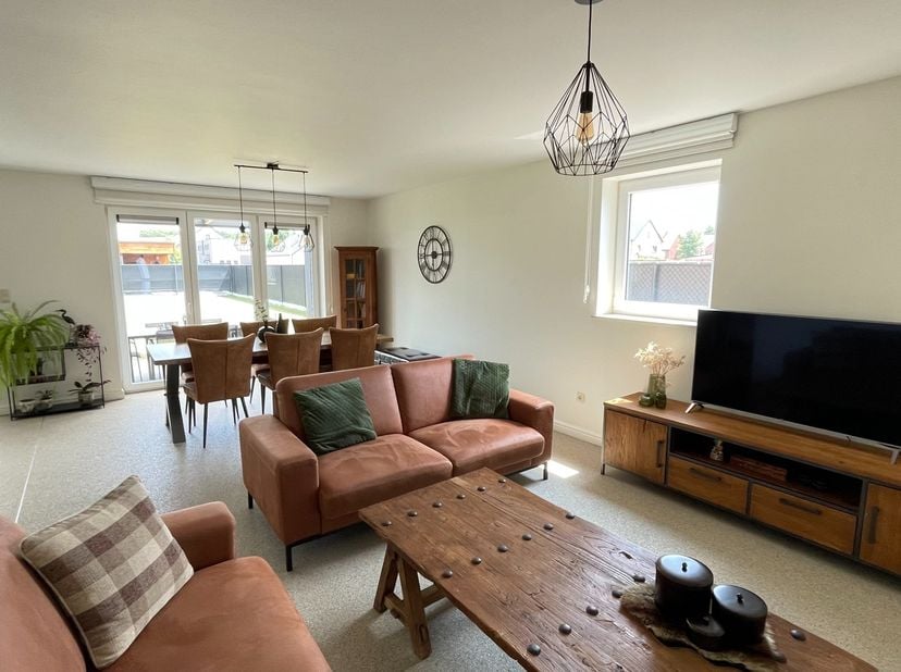Deze rustig gelegen half-open bebouwing heeft een bewoonbaar oppervlakte van 160m²!<br />
<br />
Op het gelijkvloers een lichtrijke leefruimte dat aan