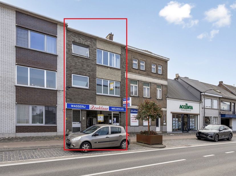 *** SOUS COMPROMIS *** Immeuble solide comprenant un rez-de-chaussée commercial (+/- 120m²) avec un atelier adjacent (+/- 390m²), et 2 appartements au