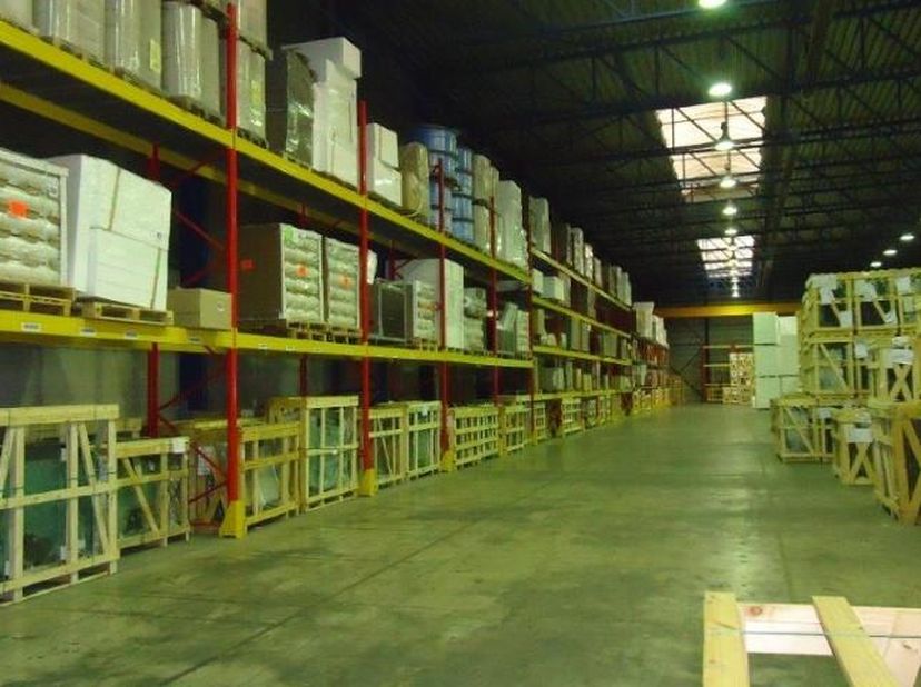 Bedrijfshal met een oppervlakte van 2.400 m² met een minimum uitbreiding van 2.500 m² en maximaal 7.200 m², gelegen op het industrieterrein Genk-Zuid,