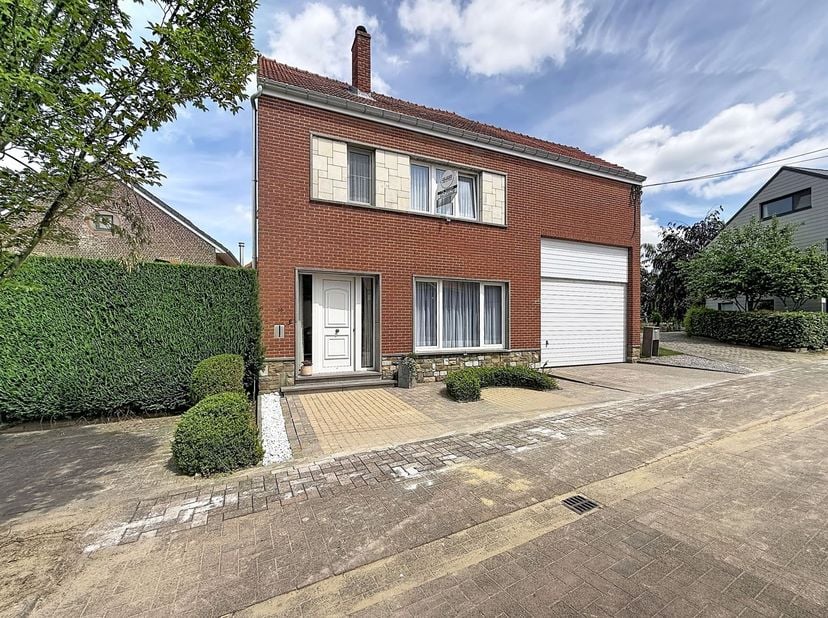 Ruime woning met extra woon- of werkpotentieel en verzorgde tuin, gelegen te Linter, Klein Broekstraat 10 op een perceel van 15a 25ca.<br />
<br />