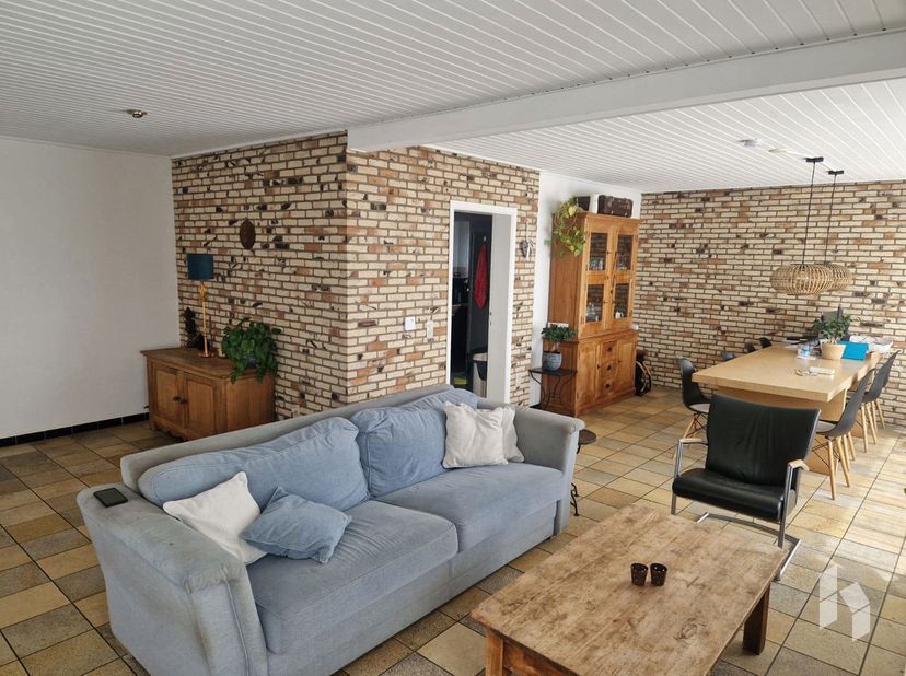 Ruime woning met 5 slaapkamers, een tuin en garage nabij het centrum van Lommel! <br />
BIJZONDERHEDEN:<br />
- Beschikbaar vanaf 15/09/2026<br />
- o
