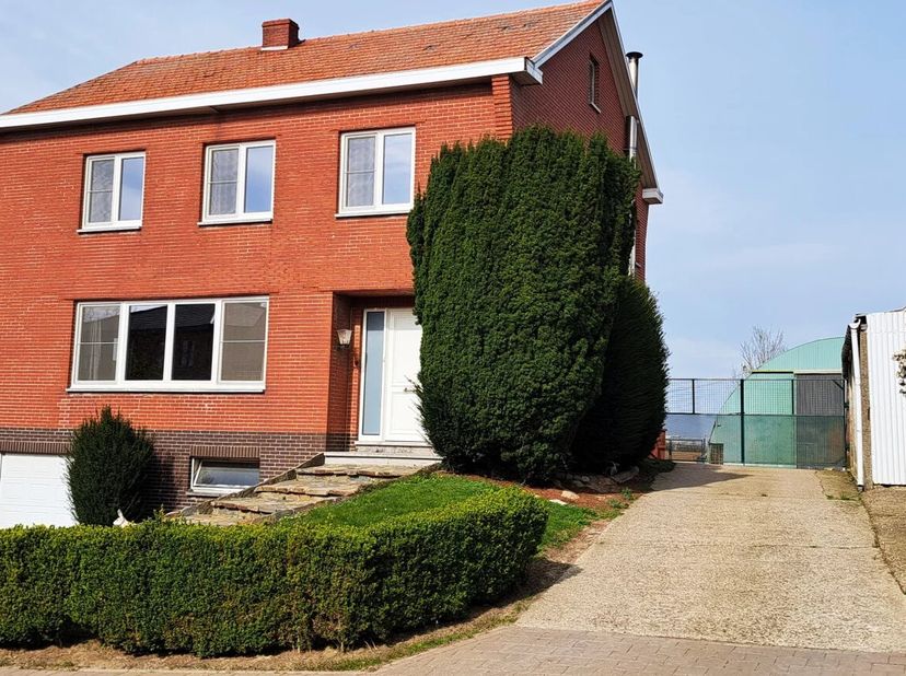 Ontdek deze ruime hoevewoning aan de Elsterweg 43 in Millen, een idyllisch en rustig dorp binnen de gemeente Riemst. De woning is gelegen in een groen