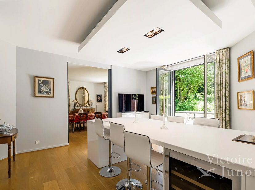 Victoire-Junot biedt u deze exclusieve kans om dit prachtige gelijkvloerse huis te kopen met een privétuin van ongeveer 10 are, genesteld in het hart