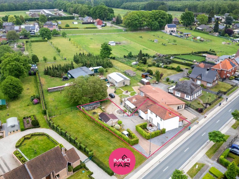 Ruime gezinswoning met 3 slaapkamers in het geliefde Zutendaal<br />
Deze verzorgde gezinswoning, gebouwd in 1960, bevindt zich aan de Trichterweg 77