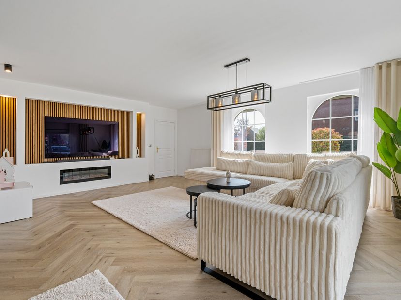 Deze woning in mediterrane stijl is rustig gelegen in Kaulille (Bocholt) op een perceel van 899 m². De woning beschikt over een inkomhal met gastentoi