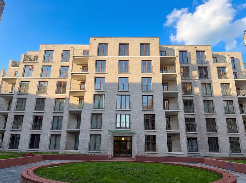 Bienvenue dans cet appartement moderne et confortable situé au cœur de Bruxelles, à Tour &amp; Taxis. Avec une surface habitable spacieuse de 100m², cette