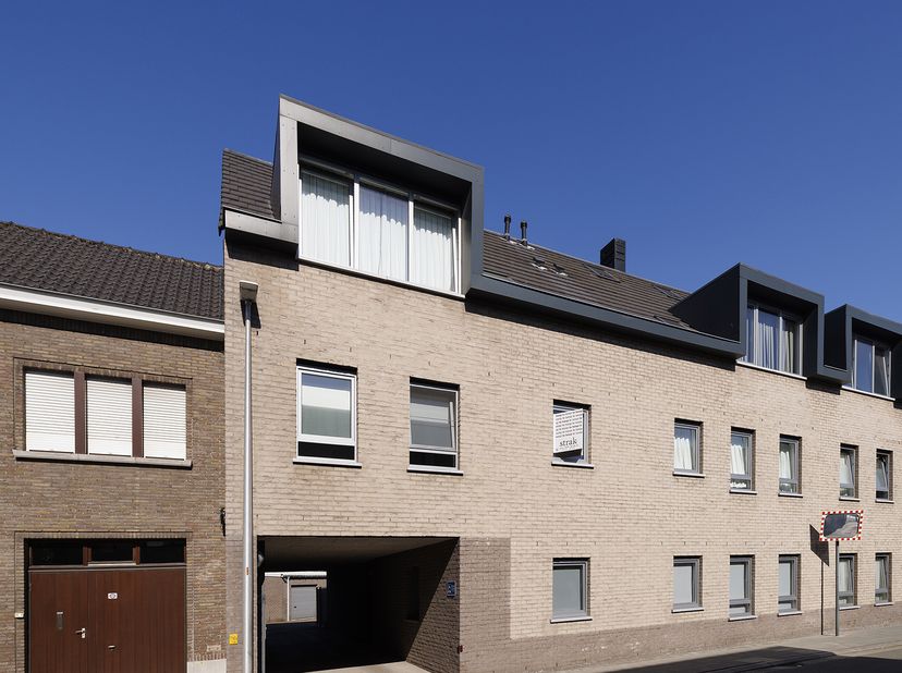 In een kleinschalige residentie nabij het centrum van Zelzate bevindt zich dit instapklaar 2-slaapkamerappartement met groot zuidgericht terras en gar