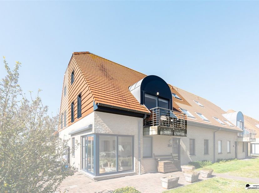 In de Koerslaan in Bredene vindt u deze instapklare duplex in perfecte staat, gelegen op slechts 800 meter van het strand. Dankzij de ligging en het c