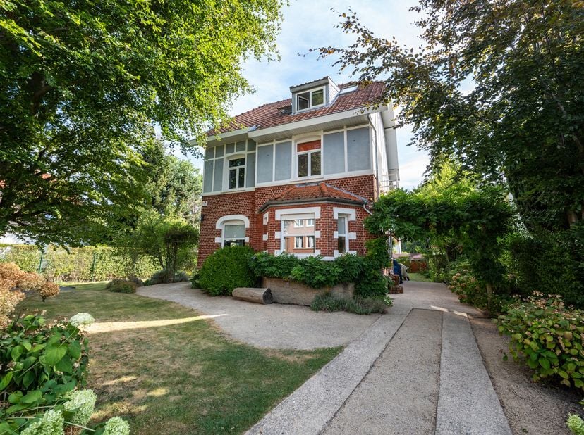 WOLUWE-SAINT-PIERRE, gelegen in de directe omgeving van het Dumonplein en al zijn voorzieningen, PRACHTIGE VILLA vol charme met een bewoonbare oppervl