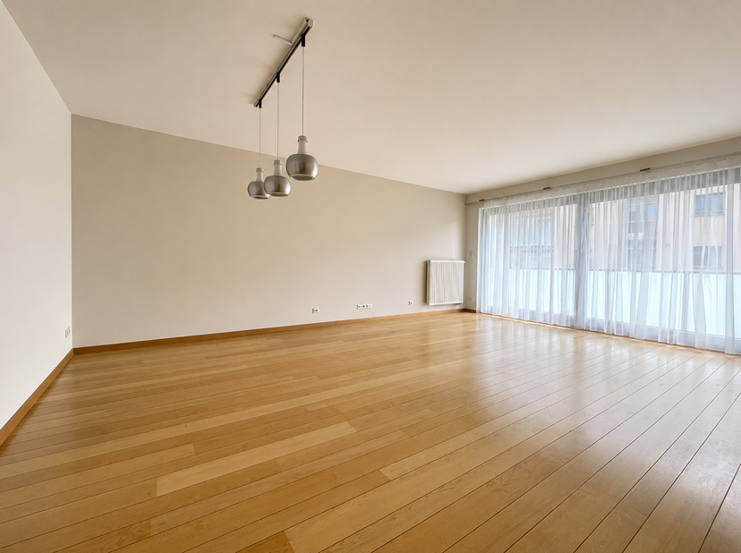 KRAAINEM dicht bij het stadhuis, APPARTEMENT (2bed/1bath)terrassen, garage. Gelegen op de 1e verdieping van een klein gebouw met 3 verdiepingen, besta