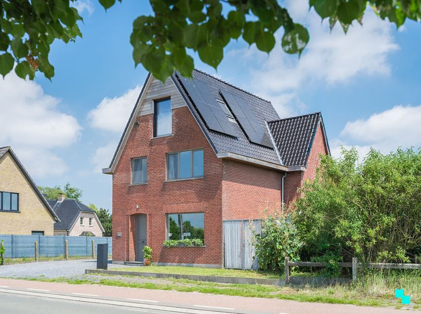 Deze vrijstaande woning met een bruikbare vloeroppervlakte van circa 207 m² is gelegen op een perceel van 731 m² in de Poelstraat, de verbindingsweg t
