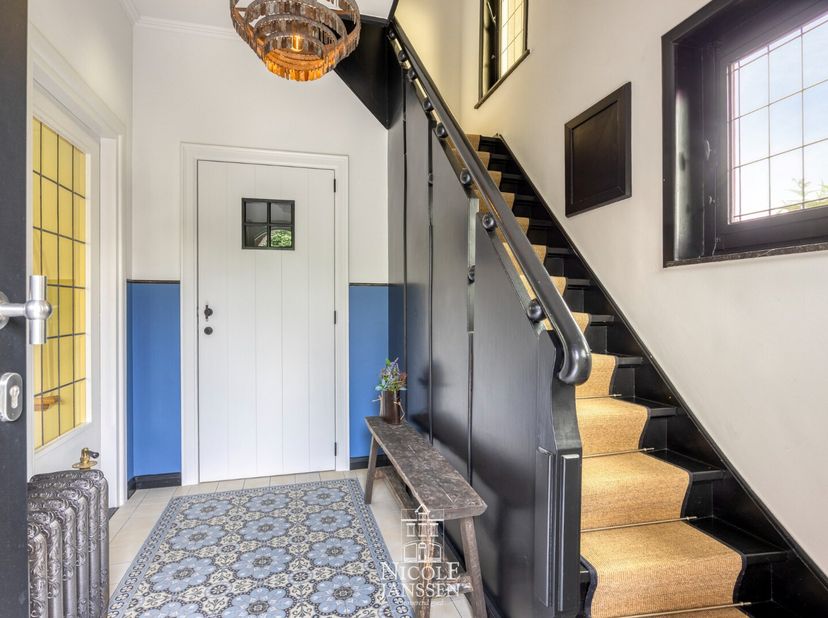 Deze charmante woning heeft veel karakter en werd smaakvol gerenoveerd met behoud van authentieke elementen. De stallingen en diepe tuin maken deze ei