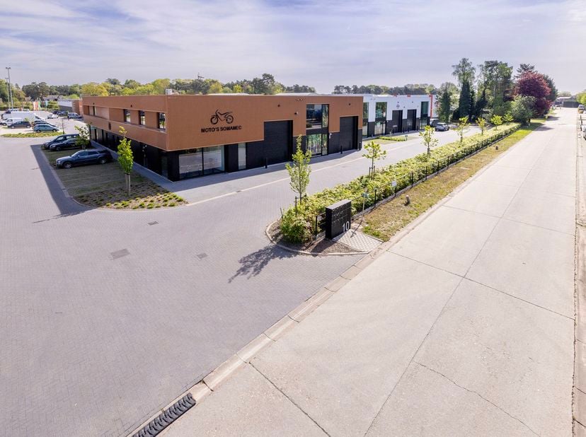 KMO Unit 510m² met top zichtbare locatie te merksplas.<br />
Tot 31/12/2026 is het mogelijk onder 21% Btw te kopen.<br />
Indeling:<br />
Gelijkvloers