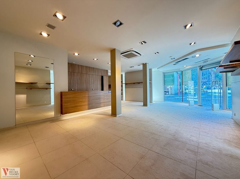 Handelsgelijkvloers gesitueerd nabij het Sint-Petrus- en Paulusplein te Oostende. Gelegen op een sublieme hoek met veel doorstroom tussen het Station,