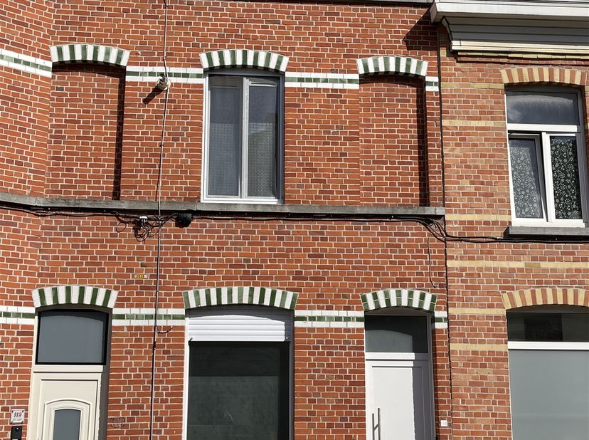 Centraal gelegen woning.  Inkom, living, woonkamer, keuken, terras met tuintje, badkamer en 3 slaapkamers.  Vrij op 15/07/2026.  Voor info of bezoek b