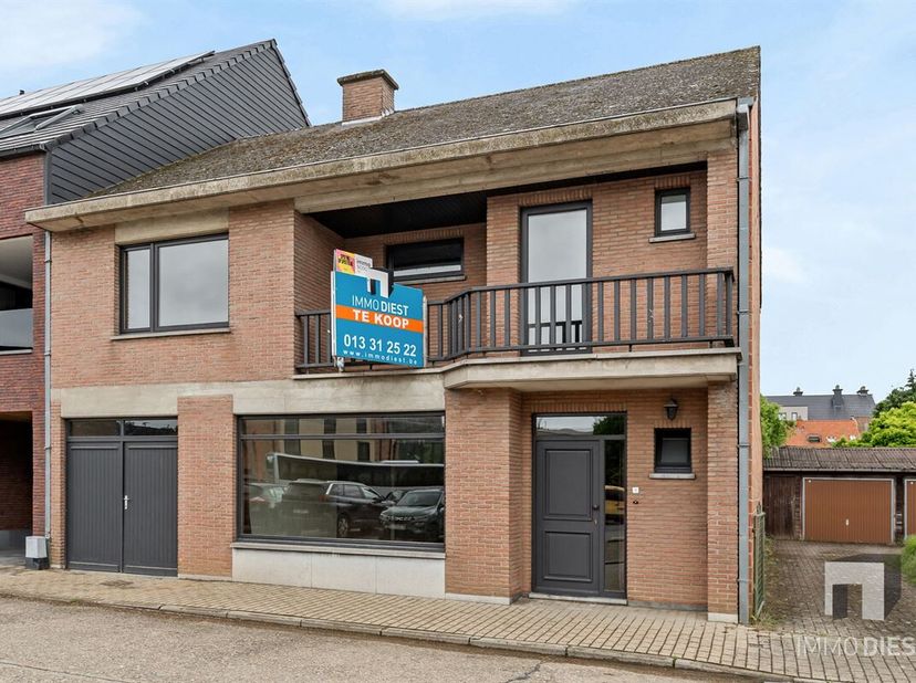Zeer ruime gezinswoning (bouwjaar 1981) met dubbele inpandige garage in Halen centrum. <br />
Een topligging: winkels, scholen, openbaar vervoer en da