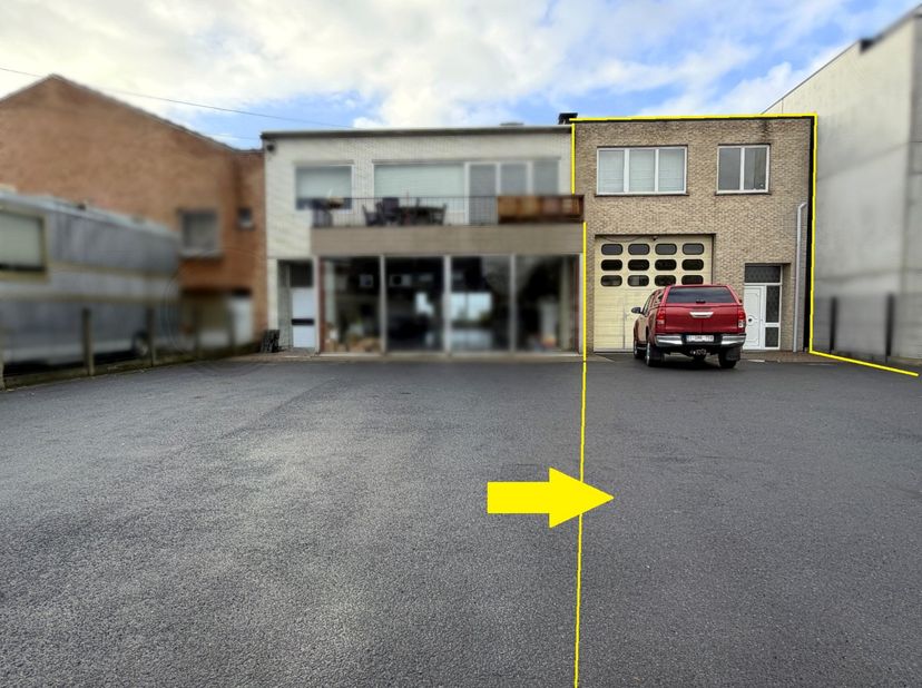 Op zoek naar een eigendom waar ruimte en functionaliteit centraal staan? Dit pand combineert een royale opslagplaats met een bovenliggende woonst en b