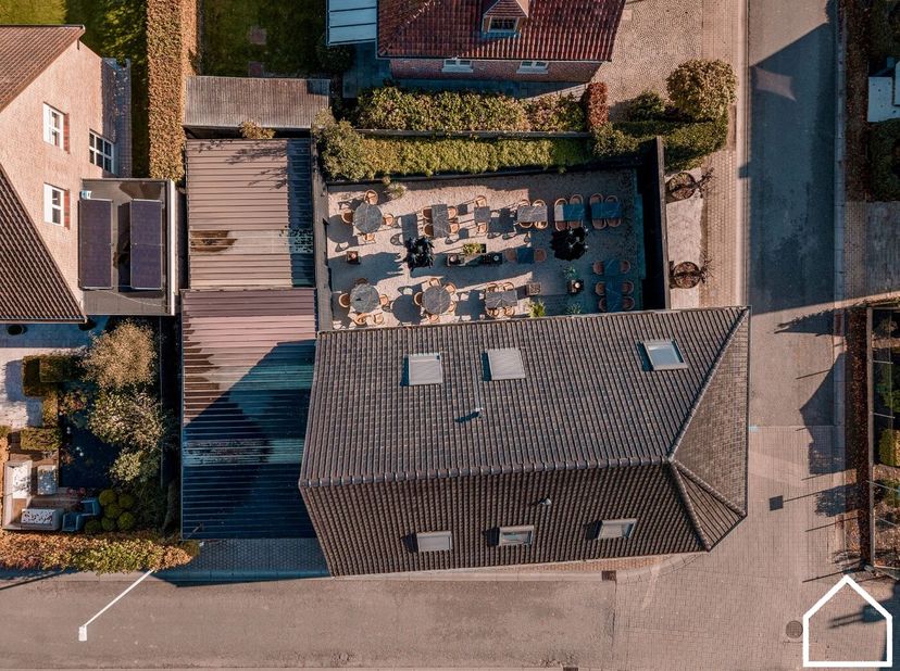 Het gebouw is momenteel verhuurd tegen 1.500€/maand als restaurant met woonst.  De huidige huurder heeft een handelshuurovereenkomst en wenst de zaak