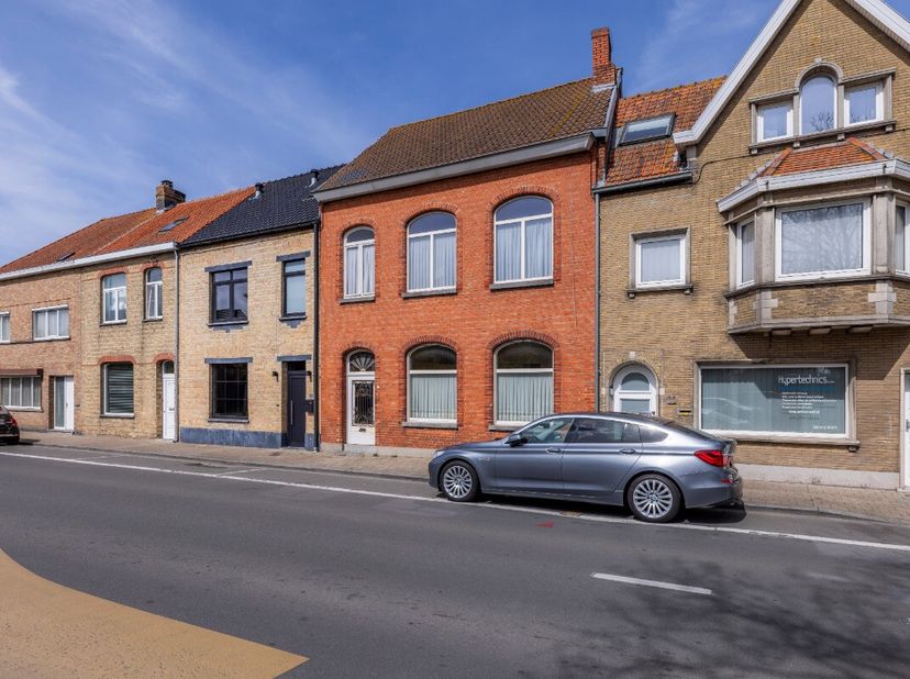 Te koop: gezellige gesloten bebouwing in het centrum van Nieuwpoort, op korte afstand van openbaar vervoer en invalswegen. Deze woning biedt een prakt