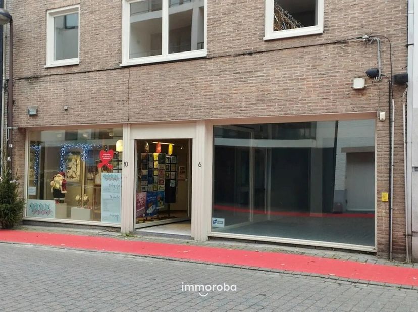In het bruisende centrum van Waregem bevindt zich deze winkelruimte met een  oppervlakte van 156 m². Deze ruimte biedt talloze mogelijkheden voor onde