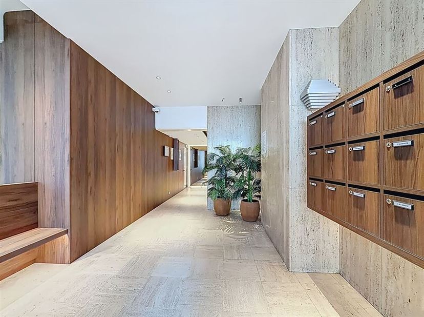 Dans lemblématique immeuble moderniste des architectes Féron &amp; Pourbaix, superbe appartement traversant denviron 209 m² (PEB) entièrement rénové, baig