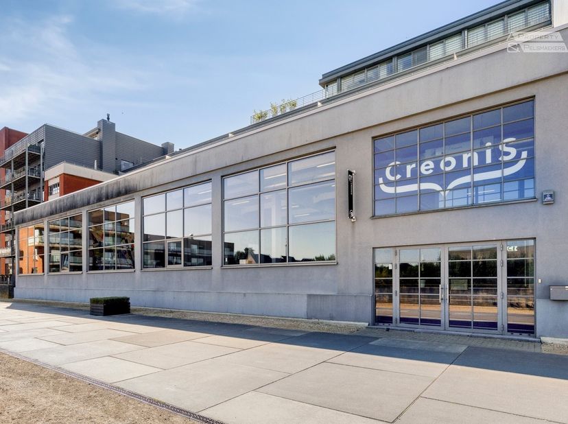 Ontdek deze prachtige en exclusieve kantoorruimte van maar liefst 600 m², gelegen op de site van de voormalige Henkelfabriek in het centrum van Herent