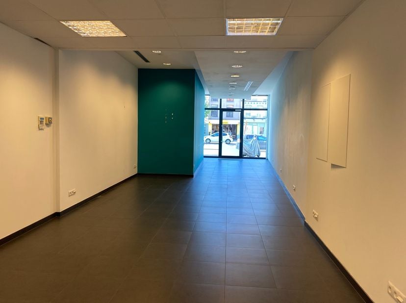 Groot winkelpand te huur op topligging in Eeklo, nabij stilstaand verkeer aan rode lichten, naast Veritas - Kruidvat - kledingwinkel.<br />
<br />
Er