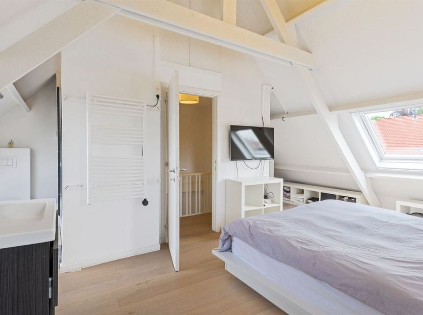 Gerenoveerde halfopen gezinswoning met 4 slaapkamers op toplocatie in Hove!<br />
Ligging: Gelegen in de gegeerde Bloemetjeswijk, in het centrum van H