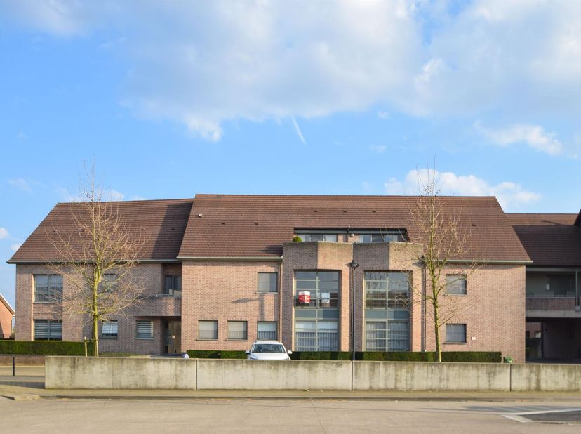 Dit ruime appartement van maar liefst 124m2 biedt comfortabel wonen op een centrale locatie in het levendige Riemst. Gelegen aan het gemeenteplein, ge
