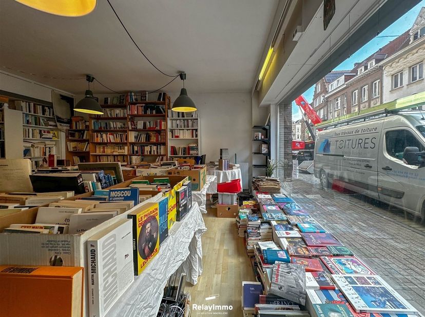 Au coeur du centre-ville de Tournai et à moins de 5 minutes à pieds de la Grand-Place, grande surface commerciale de plus de ..... M2 à louer. <br />