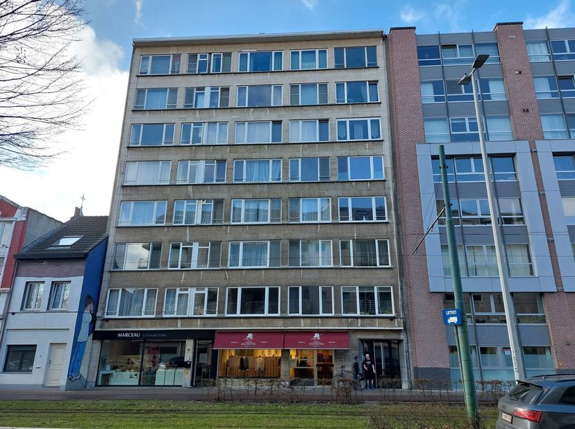 Te renoveren appartement met 1 slaapkamer op de vierde verdieping van een goed onderhouden gebouw nabij het harmonie- en Albertpark, Brouwerij De Koni