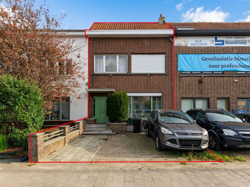Ligging: Deze ruime woning is zéér centraal en gunstig gelegen op de Autolei te Wommelgem. Dit zorg voor een zeer vlotte verbinding naar omliggende ge