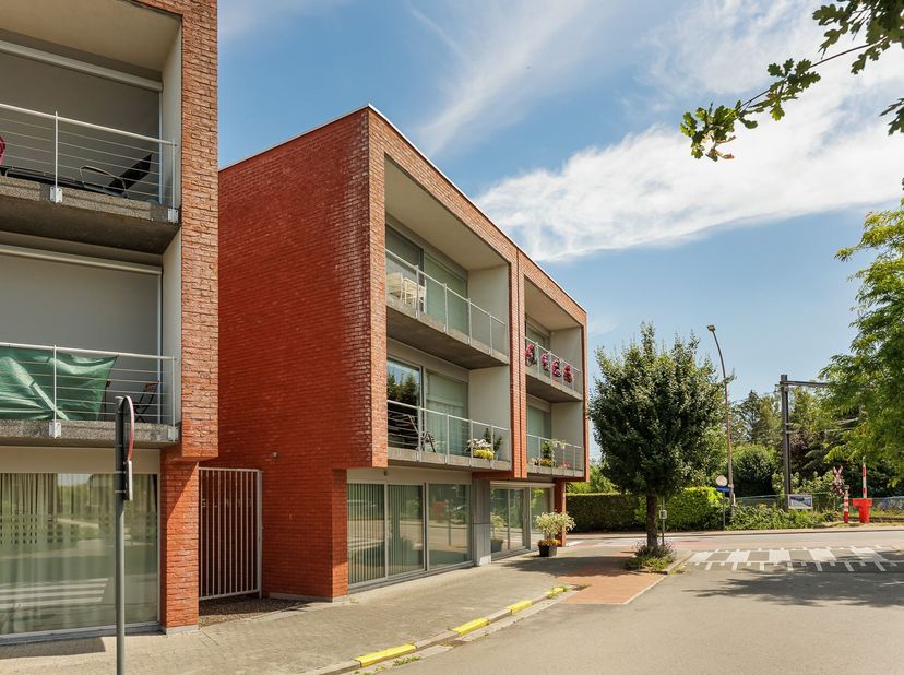 Bienvenue dans ce bel appartement de 110 m² qui offre bien plus que de simples espaces.<br />
<br />
Avec trois chambres pour adultes, une salle de