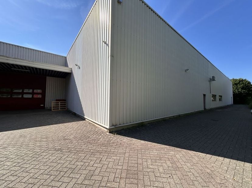 Situé dans la zone industrielle ''De Vunt'' près de 314 E / A2 sortie 20 Kessel-Lo.<br />
<br />
--------<br />
niet opsplitsbaar<br />
<br />
a louer