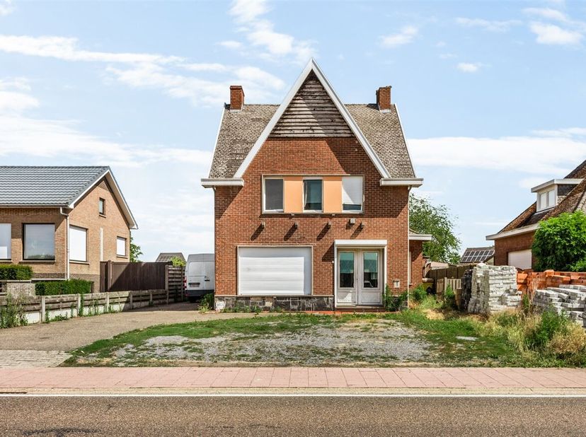 Te renoveren open bebouwing met 3 slaapkamers en garage op een perceel van 832 m²<br />
Locatie:<br />
Deze open bebouwing is gunstig gelegen aan de T